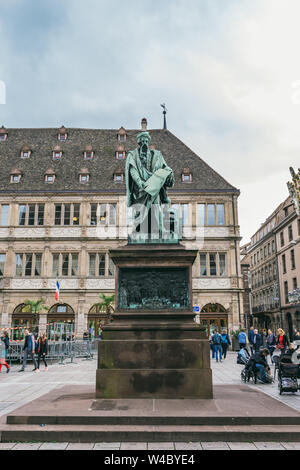 Straßburg, Frankreich - Juli 26., 2017. Denkmal für Drucker Johann Guttenberg in Straßburg Stockfoto