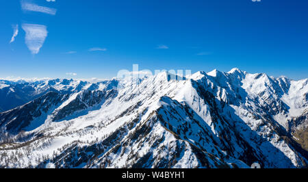 Panorama der schneebedeckten Berge von Val Lesina im Winter, Bergamasker Alpen, Val Gerola, Valtellina, Lombardei, Italien Stockfoto