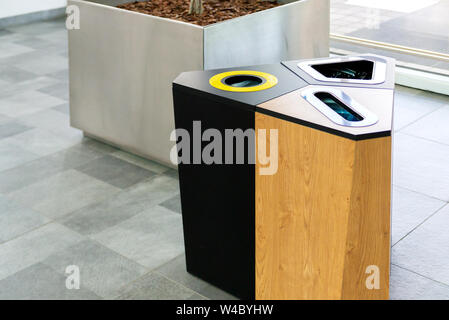 Selektive Mülltonnen aus schwarzem Metall. Stockfoto