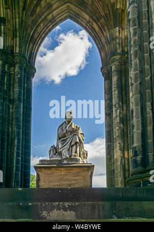 Statue von Sir Walter Scott unter dem Scott Monument in der Princes Street Gardens East aus der Princess Street in Edinburgh, Schottland Großbritannien Stockfoto