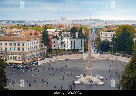 Bild von Piazza del Popolo Square und Vatikan Dome, bunte Häuser, orange und grüne Bäume unter dramatischen bewölkt herbst himmel. Viele kleine Figuren von Pe Stockfoto