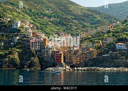 Riomaggiore Dorf in Cinque Terre, Italienische Riviera. Blick vom Meer. Stockfoto