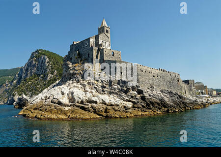 Die Kirche San Pietro in Porto Venere wurde zwischen 1256 und 1277 von den Genuesen gebaut Stockfoto