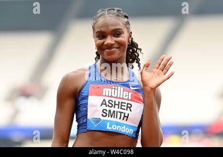 London, Großbritannien. 21. Juli 2019. Dina Asher-Smith (GBR) Wellen am Ende der 100 m-Finale der Frauen. Jahrestag Spiele Leichtathletik. London Stadion. Stratford. London. UK. Kredit Garry Bowden/SIP-Foto Agentur/Alamy Leben Nachrichten. Stockfoto