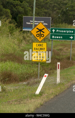 Ein Zucker zug Bahnuebergang Zeichen an einer Hauptstraße in Zuckerrohr Felder in der Umgebung von Mackay, Queensland in Australien. Mackay ist der größte Zucker p Stockfoto