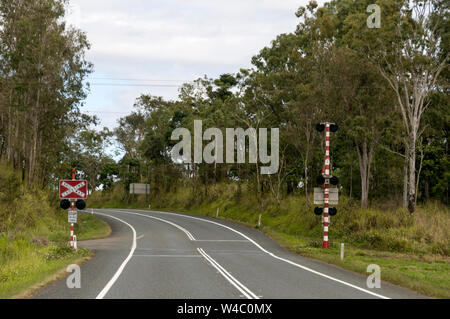 Ein Zucker zug Bahnuebergang Zeichen an einer Hauptstraße in Zuckerrohr Felder in der Umgebung von Mackay, Queensland in Australien. Mackay ist der größte Zucker p Stockfoto