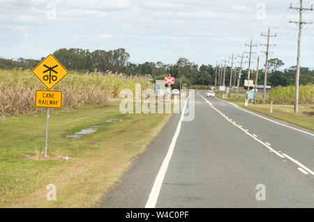 Ein Zucker zug Bahnuebergang Zeichen an einer Hauptstraße in Zuckerrohr Felder in der Umgebung von Mackay, Queensland in Australien. Mackay ist der größte Zucker p Stockfoto