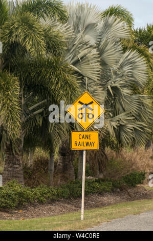 Ein Zucker zug Bahnuebergang Zeichen an einer Hauptstraße in Zuckerrohr Felder in der Umgebung von Mackay, Queensland in Australien. Mackay ist der größte Zucker p Stockfoto