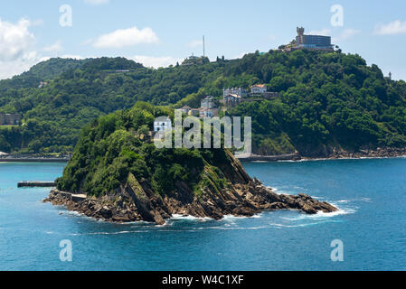 Santa Clara Insel und Igueldo Berg in der Bucht von Donostia-San Sebastian, Baskenland, Spanien Stockfoto