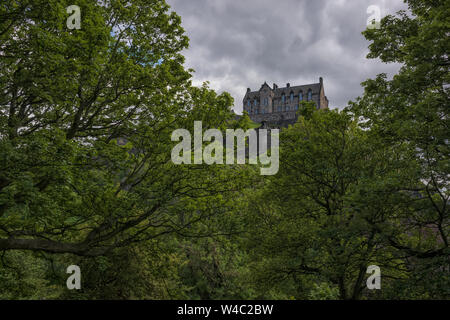 Das Edinburgh Castle, eine historische Festung, die die Skyline der Stadt Edinburgh, Schottland dominiert von seiner Position auf dem Castle Rock. Stockfoto