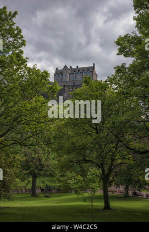 Das Edinburgh Castle, eine historische Festung, die die Skyline der Stadt Edinburgh, Schottland dominiert von seiner Position auf dem Castle Rock. Stockfoto