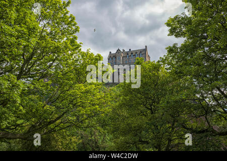 Das Edinburgh Castle, eine historische Festung, die die Skyline der Stadt Edinburgh, Schottland dominiert von seiner Position auf dem Castle Rock. Stockfoto