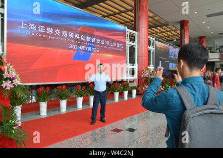 Shanghai, China. 22. Juli, 2019. Ein Mann stellt für Foto an der Börse Shanghai in Shanghai, China, 22. Juli 2019. China's sci-tech Innovation Board (STERN) begann der Handel an der Börse Shanghai Montag Morgen, mit die erste Charge von 25 Unternehmen zum ersten Mal auf dem Brett. Quelle: Wang Xiang/Xinhua/Alamy leben Nachrichten Stockfoto