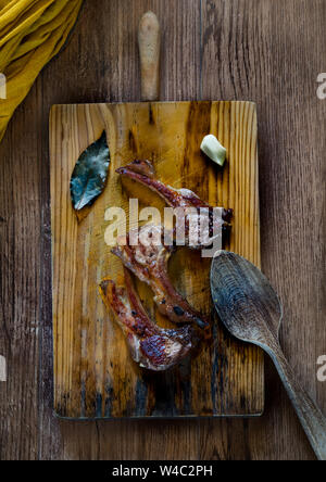 Lamm Rippen auf dem Holz Tisch Stockfoto