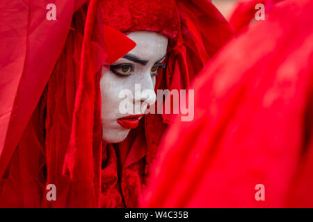 Editorial: Truro, Cornwall, England. 20.07.2019. Aussterben Rebellionen kunst Truppe die Rote Rebellion Parade durch die Straßen von Truro in Cornwall. Stockfoto