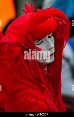 Editorial: Truro, Cornwall, England. 20.07.2019. Aussterben Rebellionen kunst Truppe die Rote Rebellion Parade durch die Straßen von Truro in Cornwall. Stockfoto