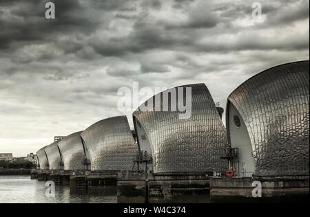 Moody Himmel über der Themse Sturmflutwehr, London England Großbritannien Stockfoto