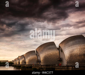Sonnenuntergang an der Themse Sturmflutwehr, London England Großbritannien Stockfoto