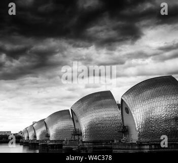 Moody Himmel über der Themse Sturmflutwehr, London England Großbritannien Stockfoto