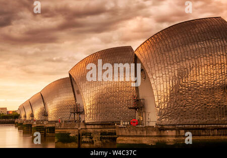Sonnenuntergang an der Themse Sturmflutwehr, London England Großbritannien Stockfoto