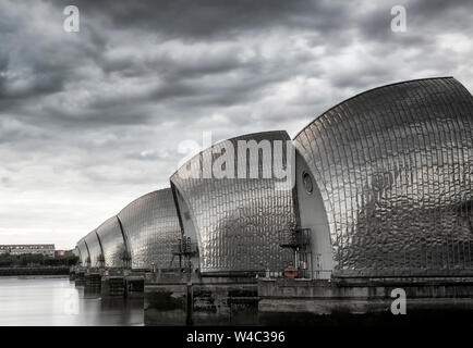 Moody Himmel über der Themse Sturmflutwehr, London England Großbritannien Stockfoto