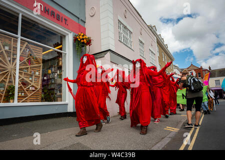 Editorial: Truro, Cornwall, England. 20.07.2019. Aussterben Rebellionen kunst Truppe die Rote Rebellion Parade durch die Straßen von Truro in Cornwall. Stockfoto