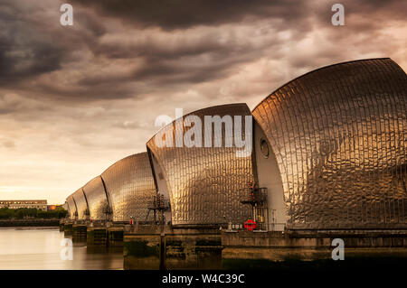 Sonnenuntergang an der Themse Sturmflutwehr, London England Großbritannien Stockfoto