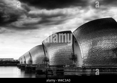 Moody Himmel über der Themse Sturmflutwehr, London England Großbritannien Stockfoto