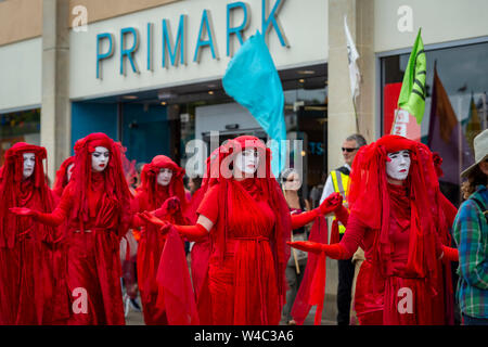 Editorial: Truro, Cornwall, England. 20.07.2019. Aussterben Rebellionen kunst Truppe die Rote Rebellion Parade durch die Straßen von Truro in Cornwall. Stockfoto