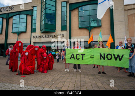 Editorial: Truro, Cornwall, England. 20.07.2019. Aussterben Rebellionen kunst Truppe die Rote Rebellion Parade durch die Straßen von Truro in Cornwall. Stockfoto