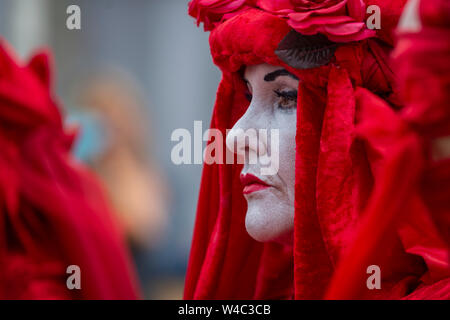 Editorial: Truro, Cornwall, England. 20.07.2019. Aussterben Rebellionen kunst Truppe die Rote Rebellion Parade durch die Straßen von Truro in Cornwall. Stockfoto