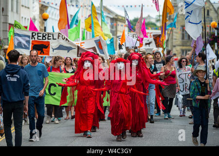 Editorial: Truro, Cornwall, England. 20.07.2019. Aussterben Rebellionen kunst Truppe die Rote Rebellion Parade durch die Straßen von Truro in Cornwall. Stockfoto