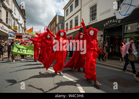 Editorial: Truro, Cornwall, England. 20.07.2019. Aussterben Rebellionen kunst Truppe die Rote Rebellion Parade durch die Straßen von Truro in Cornwall. Stockfoto