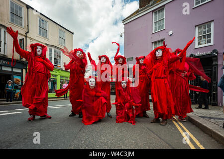 Editorial: Truro, Cornwall, England. 20.07.2019. Aussterben Rebellionen kunst Truppe die Rote Rebellion Parade durch die Straßen von Truro in Cornwall. Stockfoto