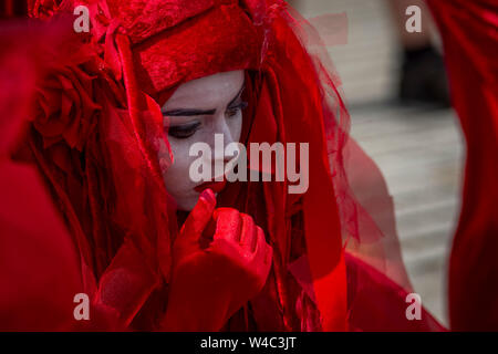 Editorial: Truro, Cornwall, England. 20.07.2019. Aussterben Rebellionen kunst Truppe die Rote Rebellion Parade durch die Straßen von Truro in Cornwall. Stockfoto