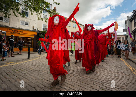 Editorial: Truro, Cornwall, England. 20.07.2019. Aussterben Rebellionen kunst Truppe die Rote Rebellion Parade durch die Straßen von Truro in Cornwall. Stockfoto