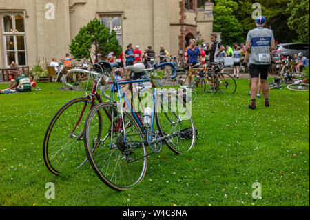 Mittagspause am Veloretro vintage Cycling Event in Ulverston, Cumbria. Stockfoto