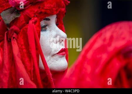 Editorial: Truro, Cornwall, England. 20.07.2019. Aussterben Rebellionen kunst Truppe die Rote Rebellion Parade durch die Straßen von Truro in Cornwall. Stockfoto