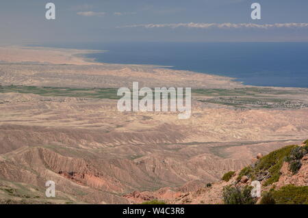 Issyk Kul See. Panorama von Shatyly Aussichtspunkt. In der Nähe von Bokonbayevo. Kirgisistan Stockfoto