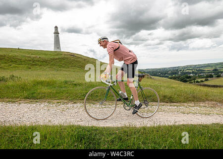 Radfahrer Klettern bis zu den Hoad Denkmal an Veloretro vintage Cycling Event in Ulverston, Cumbria. Stockfoto
