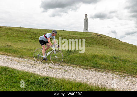 Radfahrer Klettern bis zu den Hoad Denkmal an Veloretro vintage Cycling Event in Ulverston, Cumbria. Stockfoto