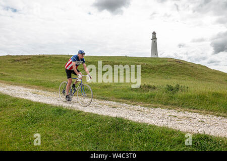 Radfahrer Klettern bis zu den Hoad Denkmal an Veloretro vintage Cycling Event in Ulverston, Cumbria. Stockfoto