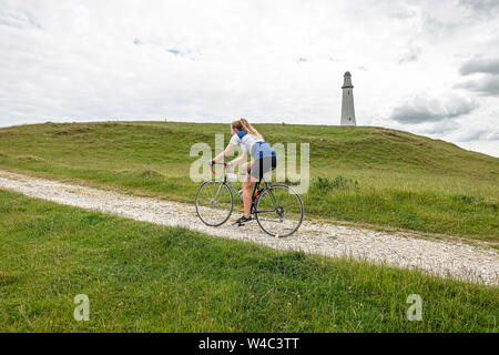 Radfahrer Klettern bis zu den Hoad Denkmal an Veloretro vintage Cycling Event in Ulverston, Cumbria. Stockfoto