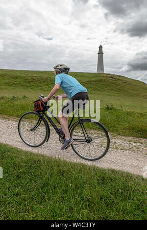 Radfahrer Klettern bis zu den Hoad Denkmal an Veloretro vintage Cycling Event in Ulverston, Cumbria. Stockfoto