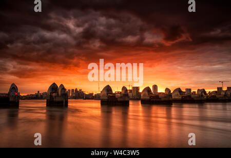 Golden Sunset an der Themse Sturmflutwehr, London England Großbritannien Stockfoto