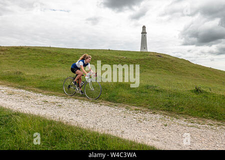 Radfahrer Klettern bis zu den Hoad Denkmal an Veloretro vintage Cycling Event in Ulverston, Cumbria. Stockfoto