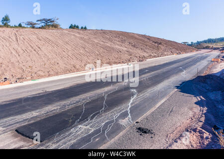 Straße Autobahn industriellen Bau Erdbau Ausbau von neuen Verkehrswegen Gassen Eintrag Ausfahrten in das bestehende Netzwerk. Stockfoto