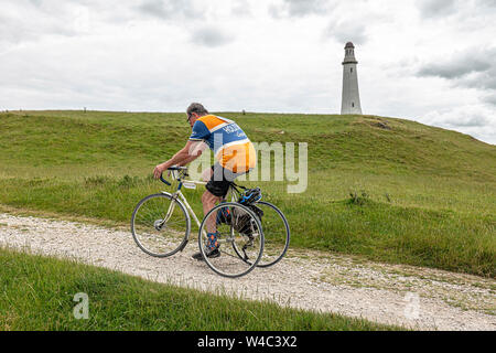 Radfahrer Klettern bis zu den Hoad Denkmal an Veloretro vintage Cycling Event in Ulverston, Cumbria. Stockfoto