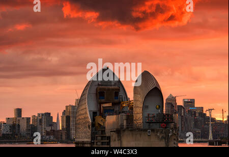 Golden Sunset an der Themse Sturmflutwehr, London England Großbritannien Stockfoto