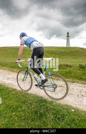 Radfahrer Klettern bis zu den Hoad Denkmal an Veloretro vintage Cycling Event in Ulverston, Cumbria. Stockfoto